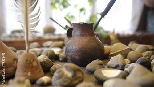 Exploración de símbolos y artefactos en vestigios arqueológicos-1